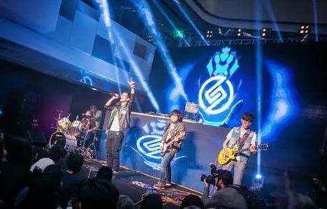 厦门夜空炫酷的舞台,闪耀的灯光乐队de夏天趴趴乐乐music音音轮番上演