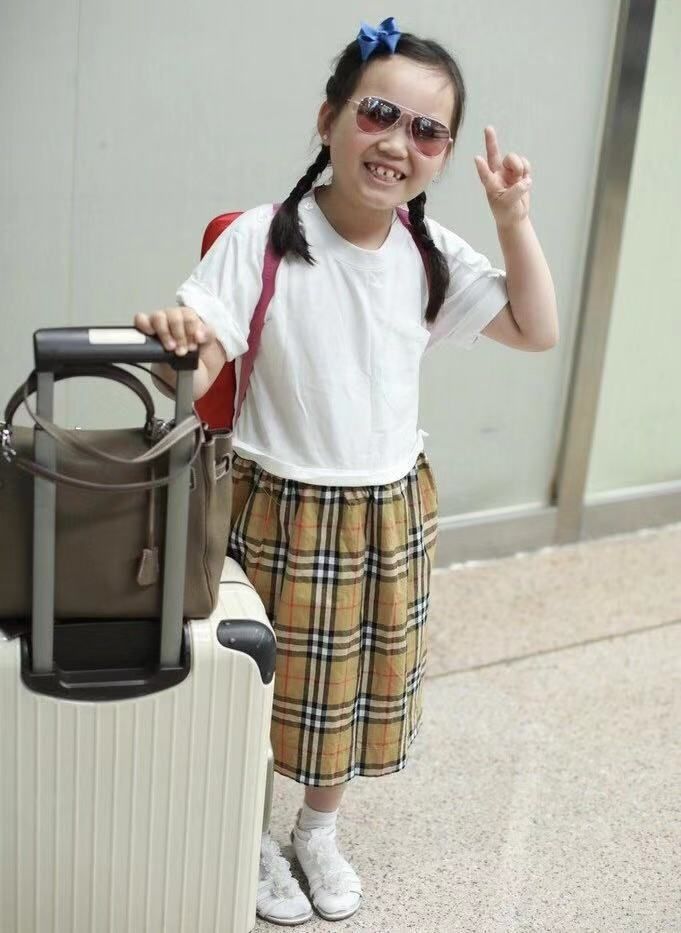 看到镜头对焦自己的王子珊,还特意对着它摆起了pose