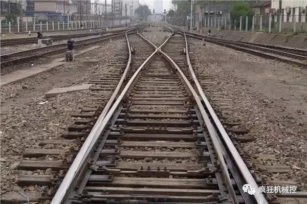 火车是怎么变轨的呢