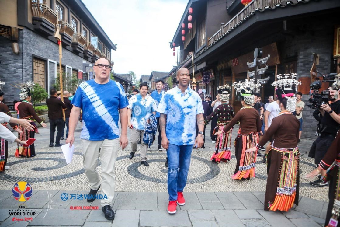 马布里助阵国际篮联官员护送篮球世界杯奖杯到丹寨