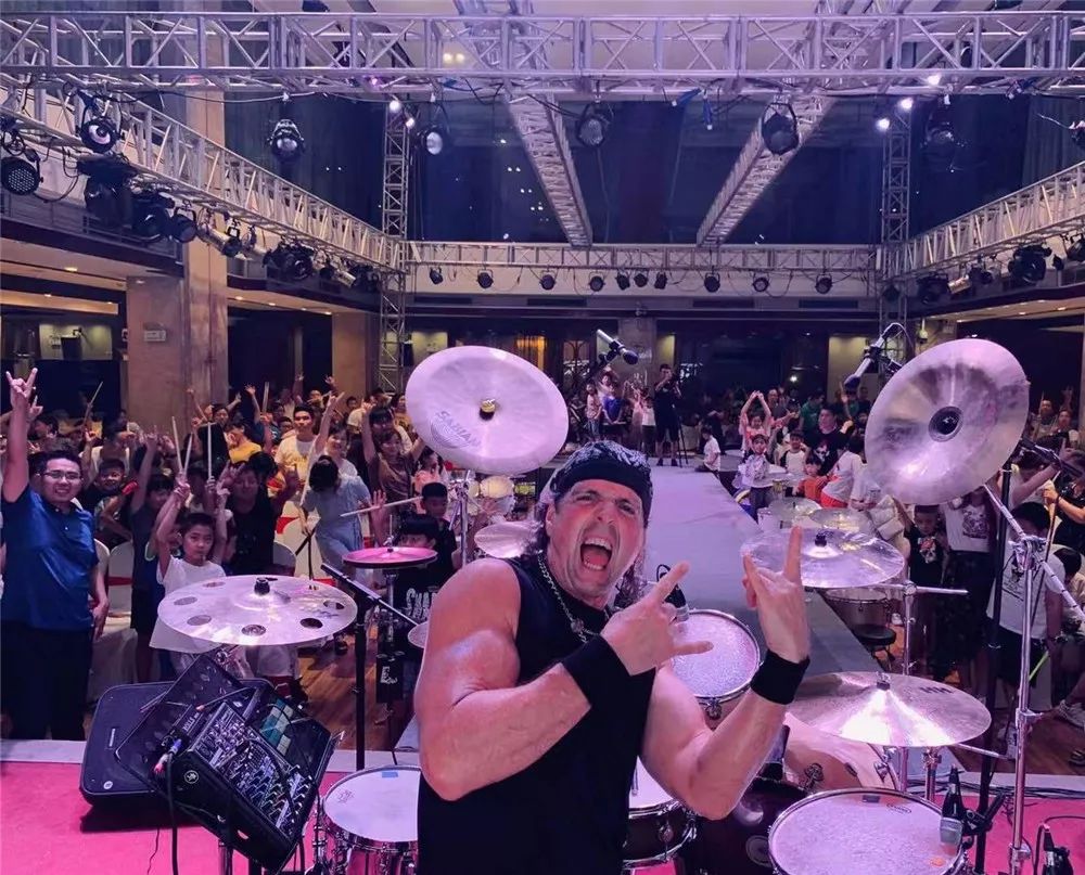 超酷视频美国疯狂鼓手bobbyrock2019魔菇巡演激情演出