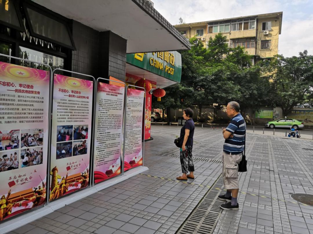 活動場館外還擺放了宣傳展板,讓社區退伍軍人和居民瞭解了國家相關