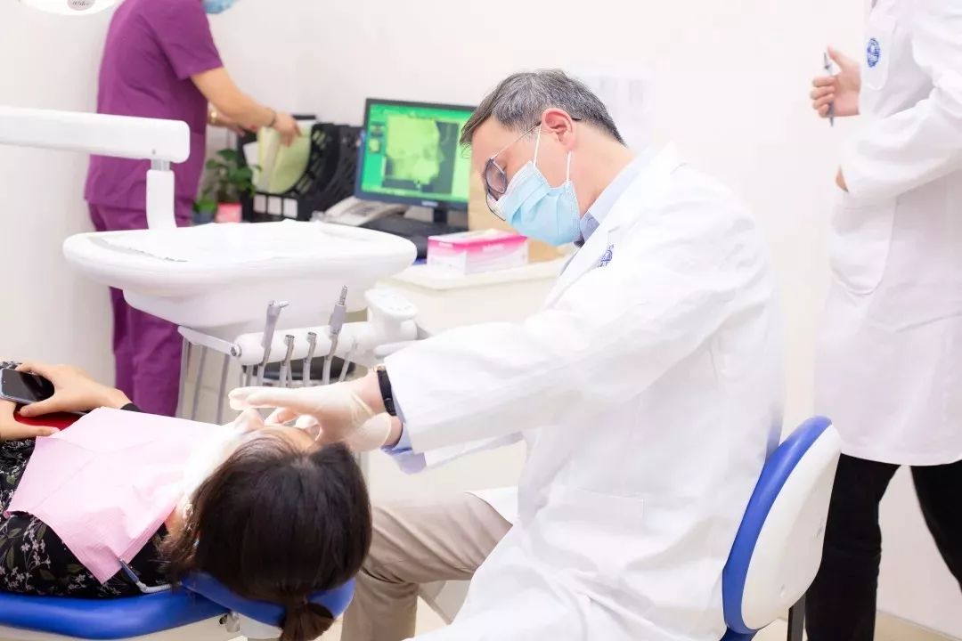 上海新民晚报整版报道泰康拜博口腔首席正畸专家沈刚教授