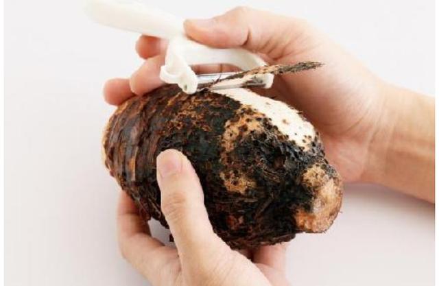 削芋头手痒别再用水冲了,倒点它搓搓手,以后再也不痒手了!