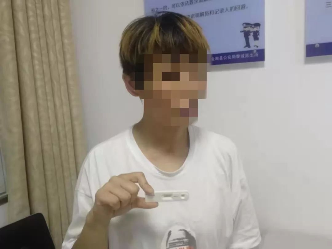 近日金湖两名女子吸毒被拘年纪轻轻就毁了