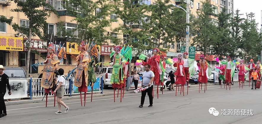 视频一凌源高跷俱乐部上午七点从市政府集合,途径大西街,龙回首,101线