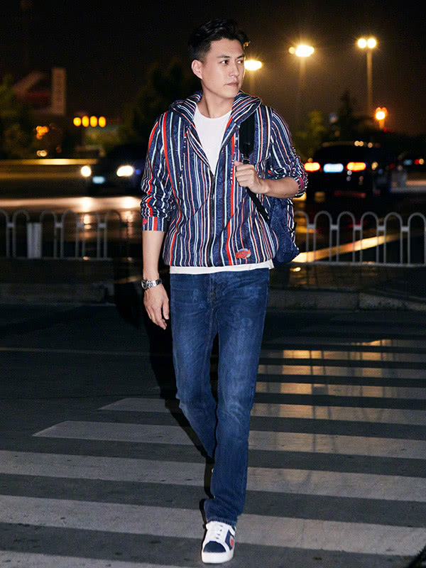 43岁靳东仍似少年穿红心白t走机场老干部也会玩浪漫