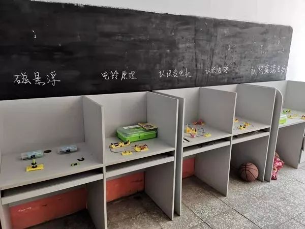 实践队在胡海飞任职村庄的小学"河西村小学"捐建"北洋梦想教室.