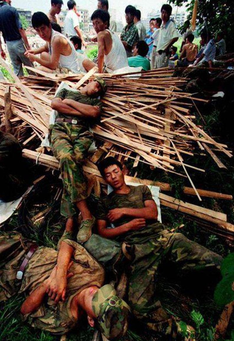 镜头下1998年抗洪中的武警战士誓死捍卫群众安危