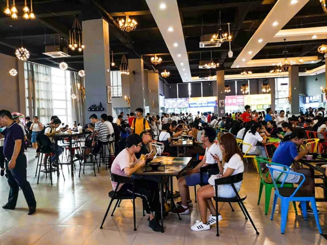 一至五号食堂分别名为:诗香苑,文雅苑,攀高苑,砺尖苑和创新苑.