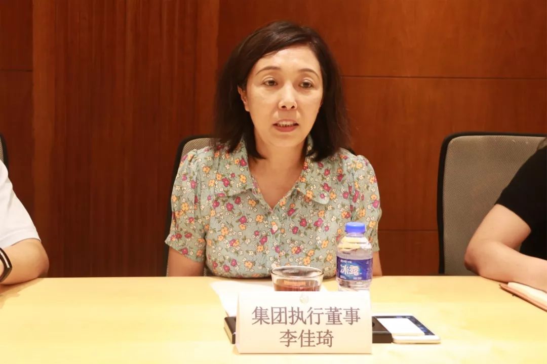深圳观澜湖高尔夫球会有限公司负责人李佳琦首先向詹惠军一行介绍了