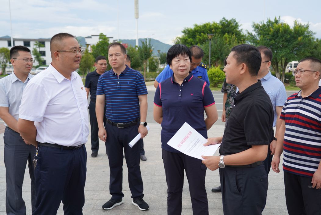 龙南火车站2针对县汽车站出现的问题,缪兰英要求责任单位对车站内经营