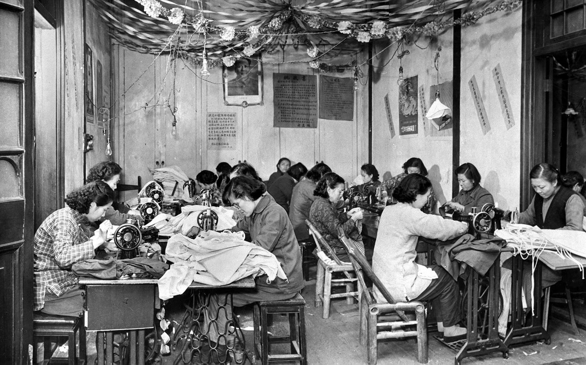 在当时那个年代,有多少人身上的漂亮衣服都是靠着母亲的一针一线才