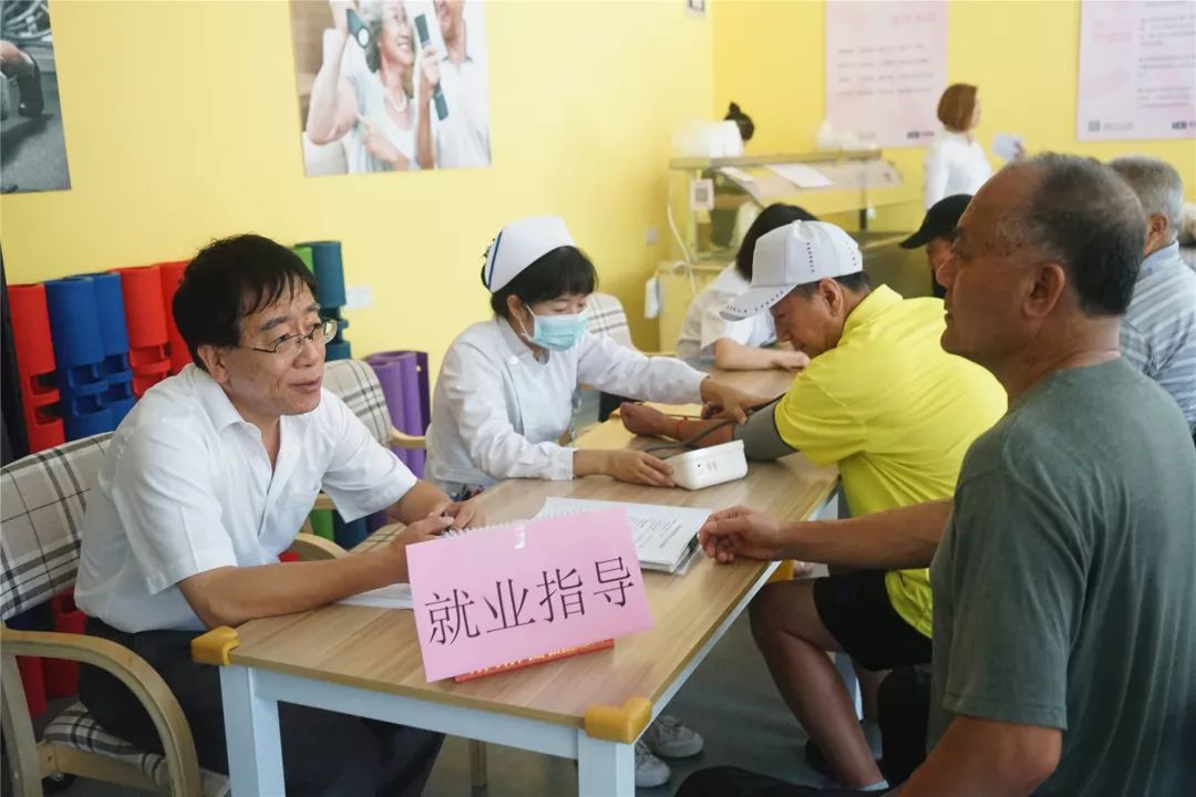 在南岗子社区养老服务驿站,现场张贴了优先面向退役军人的招聘信息,并