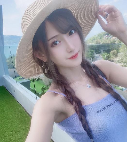 腐团儿自从和电棍搭档在斗鱼二台解说lol之后,整个人