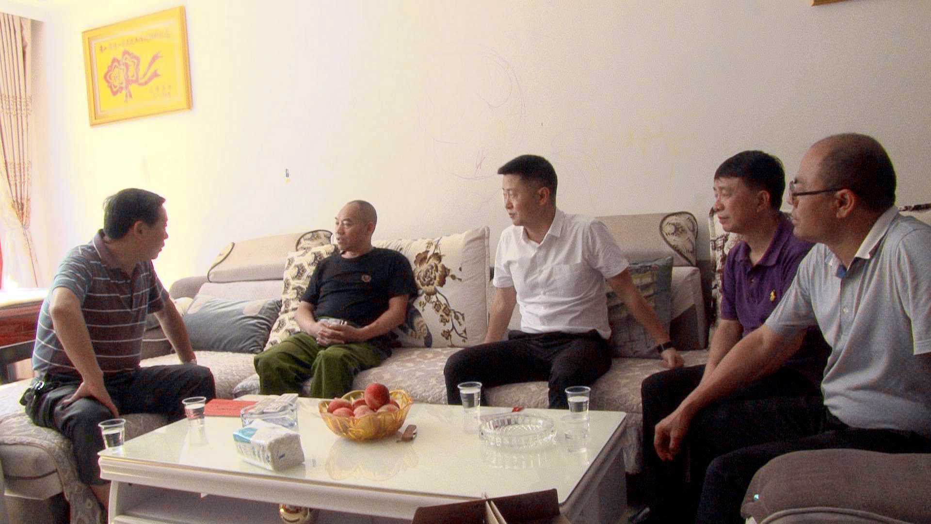 瓮安县四家班子领导开展"八一"走访慰问活动_张文强