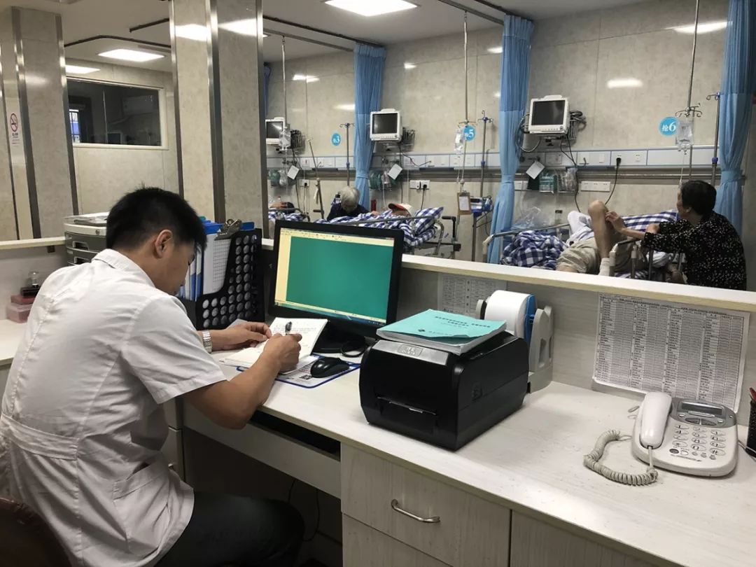 空空的手术室走廊每一盏灯都还亮着说明还有医护人员始终在奋战寅时03