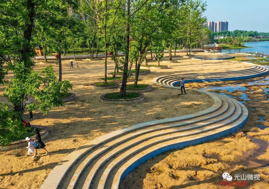 官渡河沙滩公园大树参天,佳木秀美;廊道漫回,藤蔓缠络;廊桥穿梭,水榭