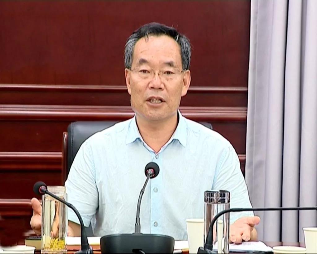 曲靖市委常委,宣威市委书记朱党柱主持会议.