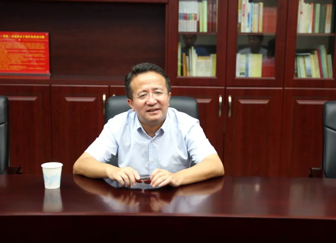江浩会见香港华亿集团董事长及回乡省亲代表人士
