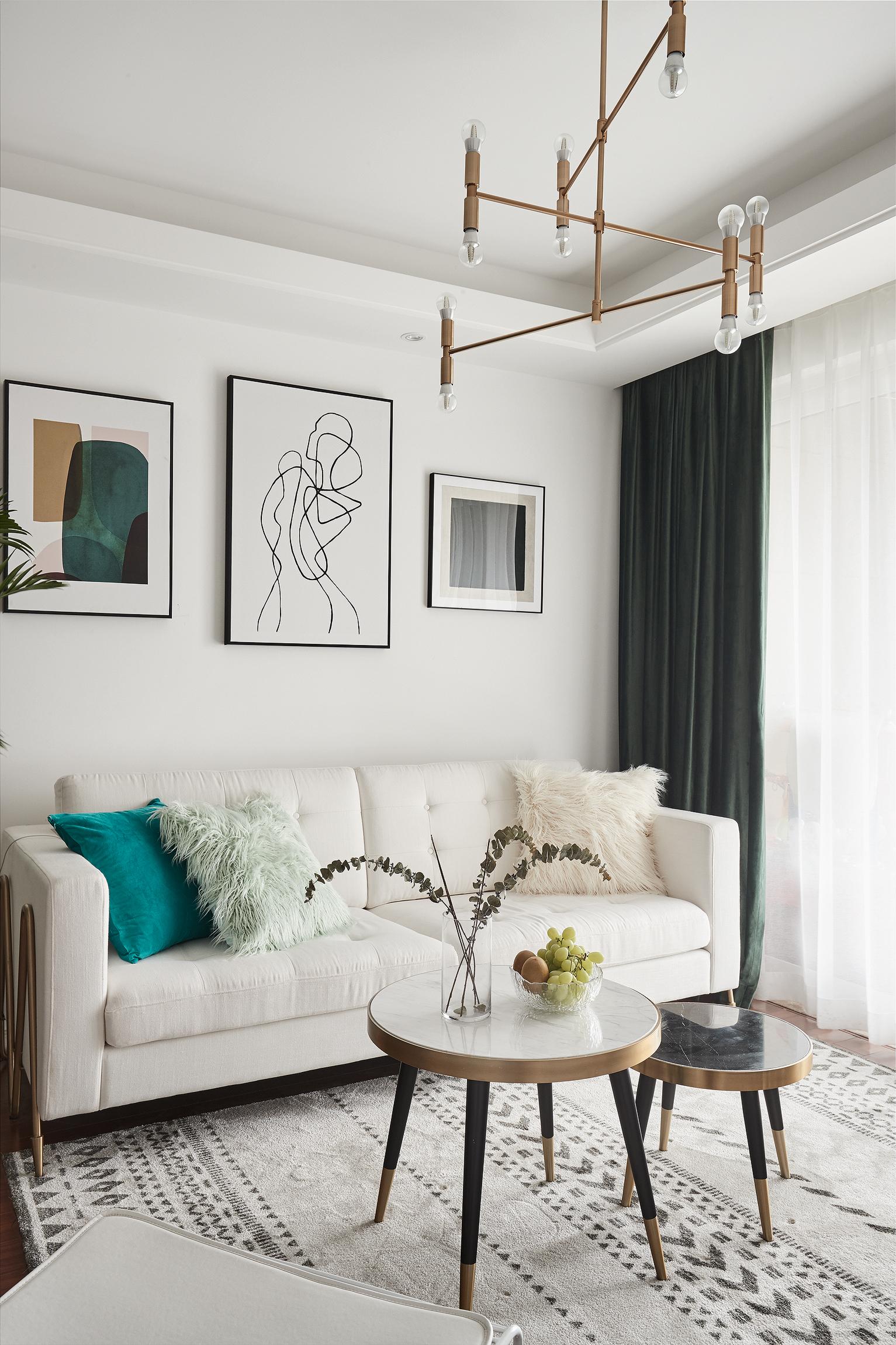 绿色植物打破了纯色空间,为整个客厅增添了生气.