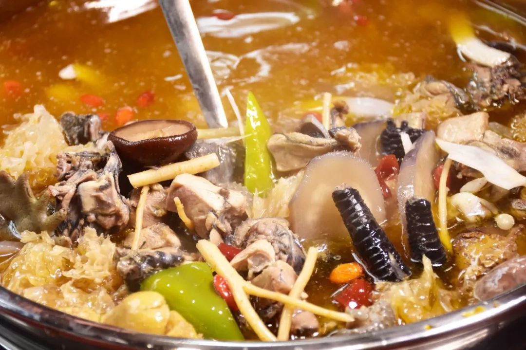 曲靖美食探索特色椰子乌鸡火锅