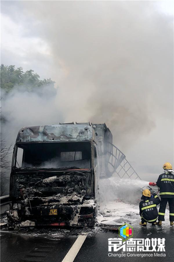 大货车高速公路起火烧成空壳 常德消防紧急救援