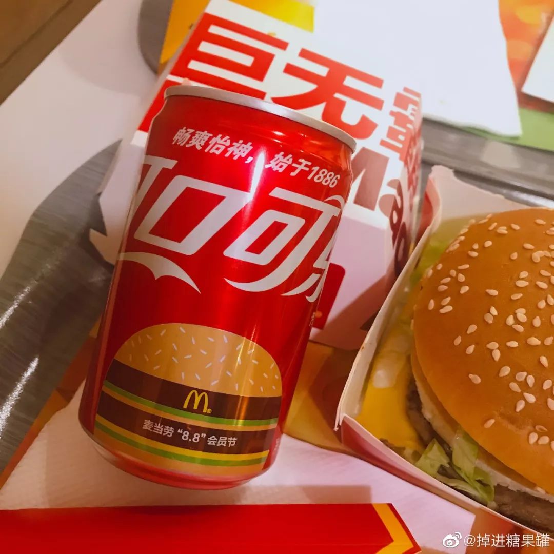 麦当劳巨无霸配小可乐,上演史上最萌体型差!