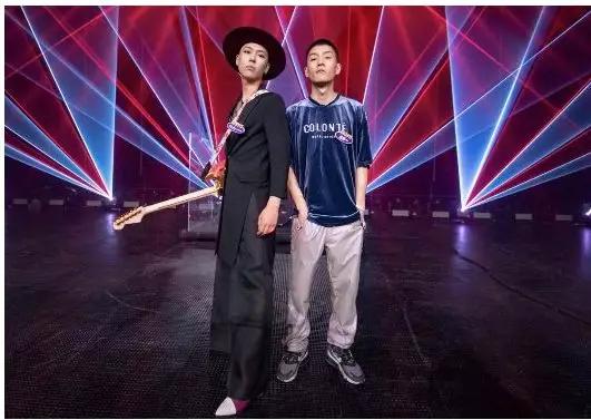 乐队click#15的主唱与键盘手玩起音乐来都是自带光环的技术流.