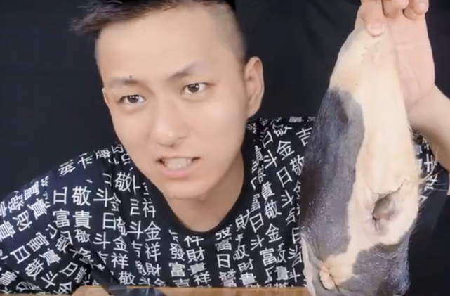 原创广东人超爱吃的牛欢喜主播挑战直接当刺身吃味道不如爆炒好