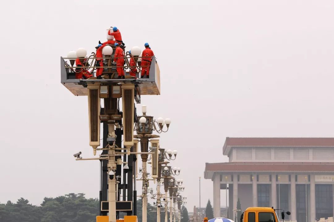 战士"工作环境承担清洗检修任务的华灯班工作人员被称为"高温战士"