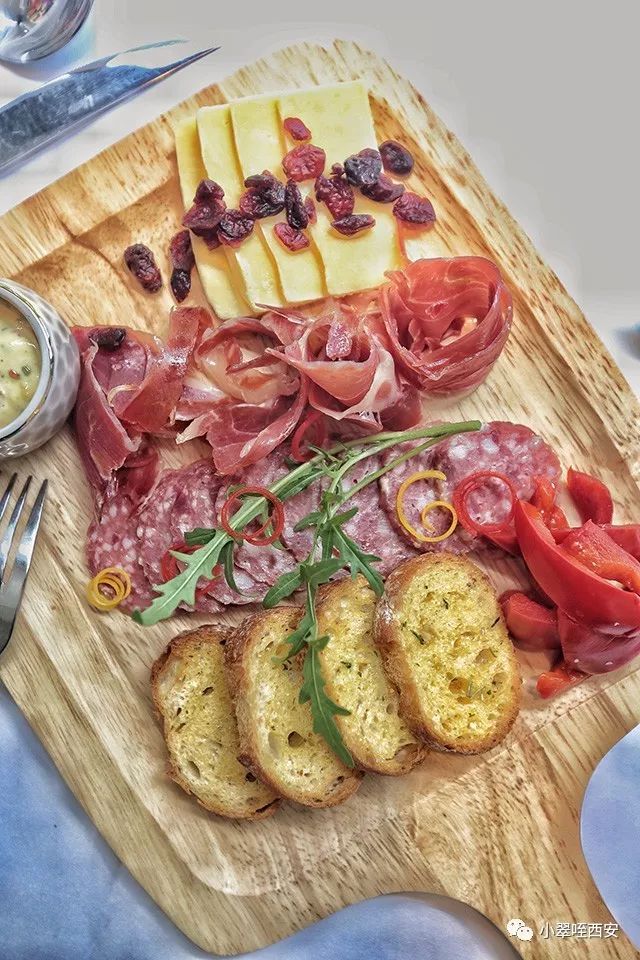 冷切拼盘大部分会是以意式的表达更多一些,亚平宁半岛的慵懒与热情在