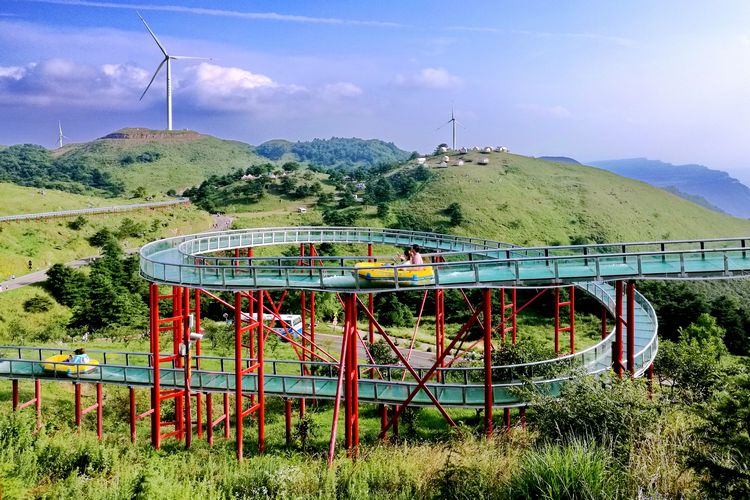 酷暑高温里 在高原百里荒1600米长的高空玻璃水滑道中滑水 真爽!