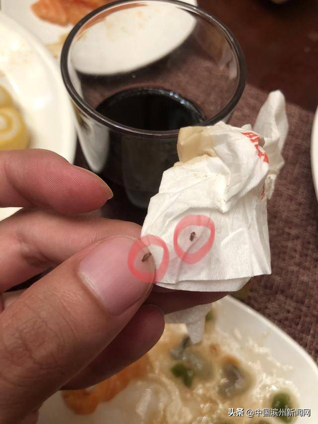 网友爆料滨州大饭店自助餐厅红酒里喝出虫子工作人员过
