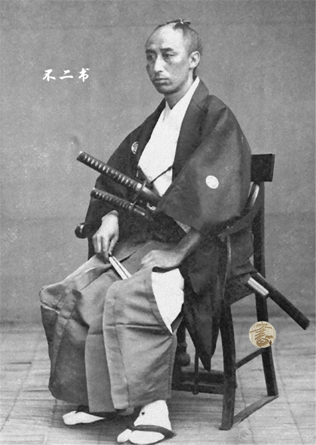 老照片:镜头下真实的日本武士,身材瘦弱但眼神带着杀气