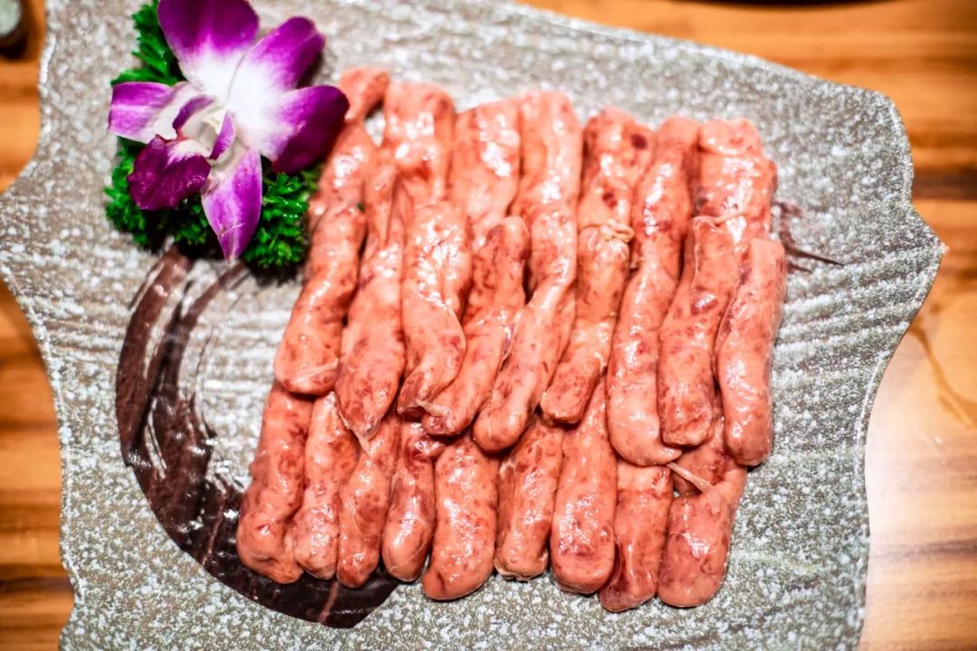 爱子心切的父母为孩子开了家烤肉店没想到火了10年终于开到青岛啦