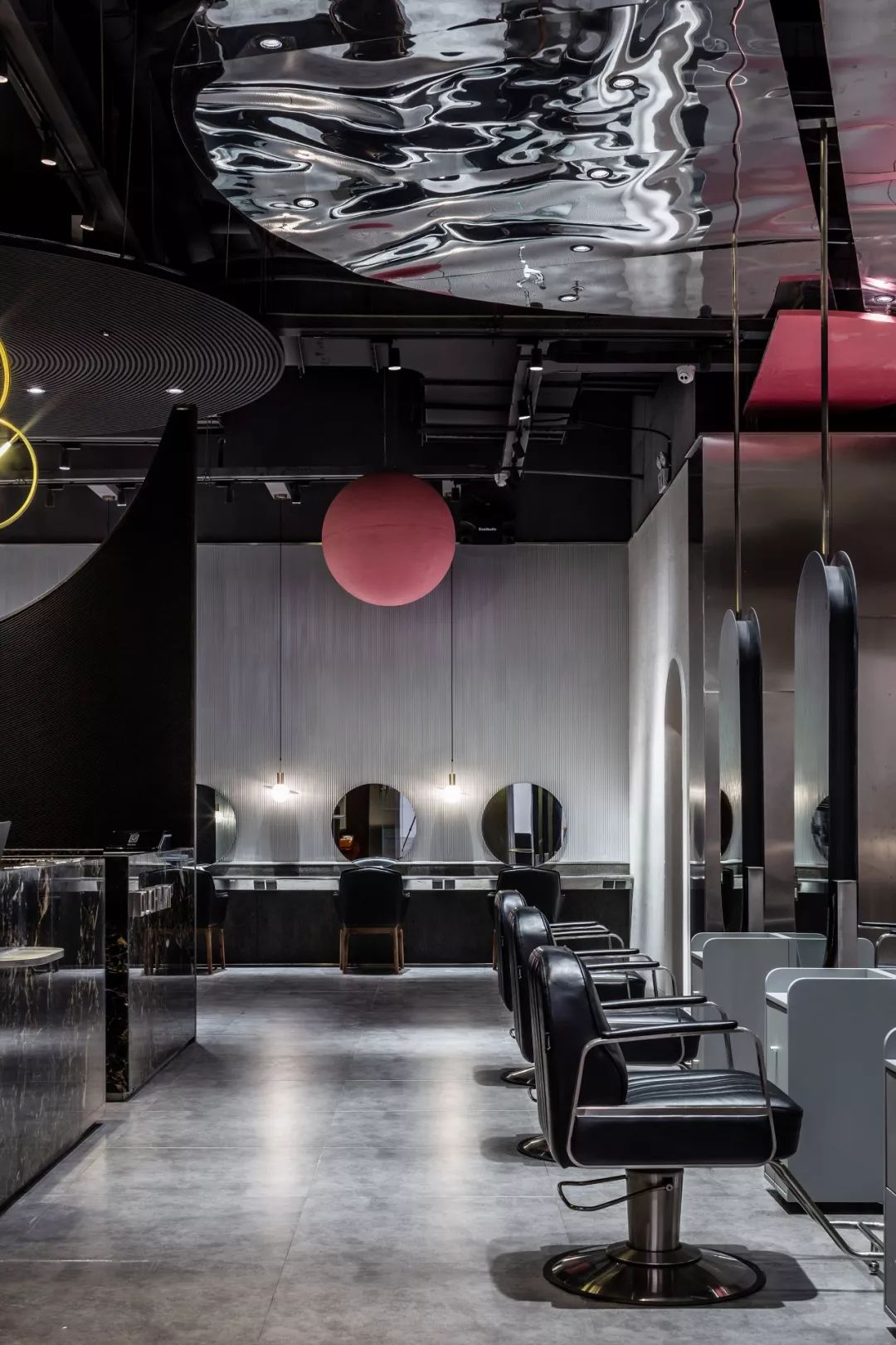 设计欣赏丨高级黑粉暗色调不再难以驾驭