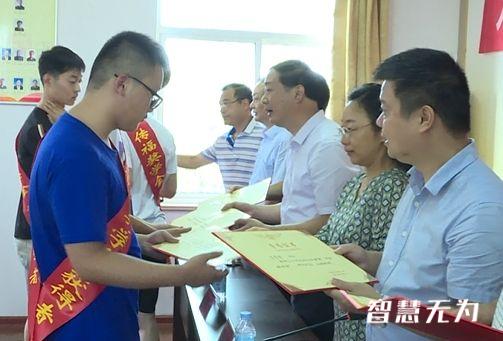 无为二中校长伍辉主持颁奖活动.