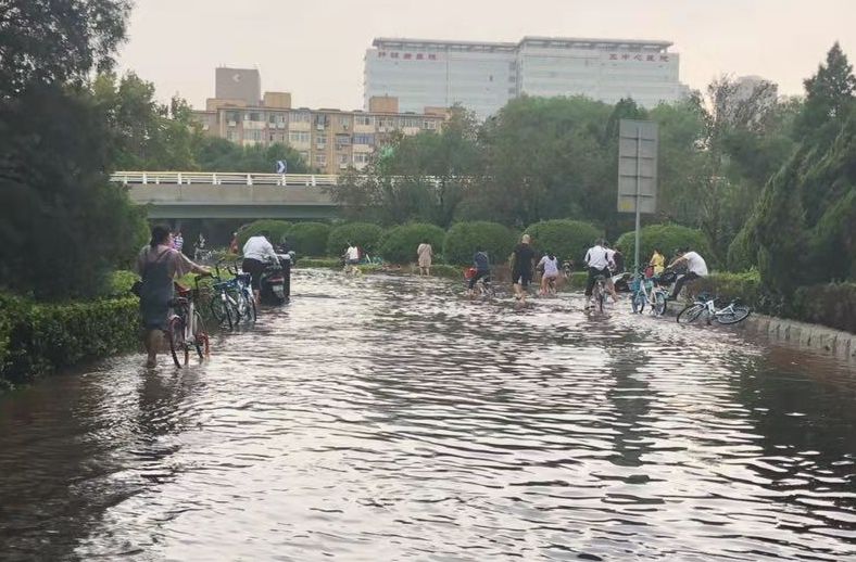 【實時】積水點位,公交運營,機場起降……關於這場暴雨,你想知道的都