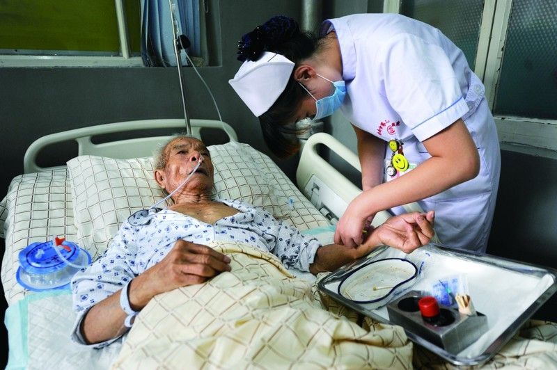 原创老人生病前把家产都给了儿子后要求儿女平摊治疗费合理吗