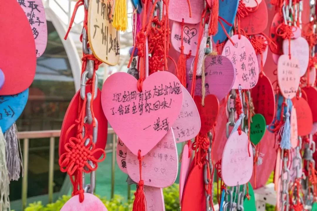 体验完空中浪漫在摩天轮下的许愿墙里写下你和ta的故事珍藏着这份美好