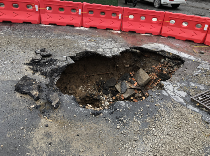 雨後,保定一主幹道路面塌陷!執法局:已進場維修