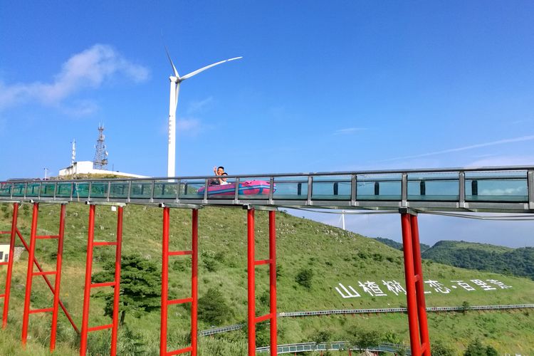 酷暑高温里 在高原百里荒1600米长的高空玻璃水滑道中滑水 真爽!