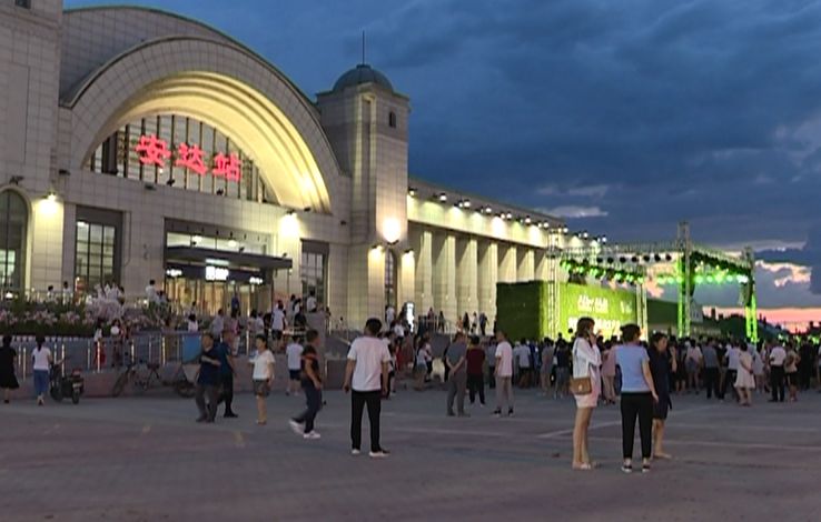 傍晚的站前广场人流涌动,很多安达市民选择在茶余饭后来这里感受乳业