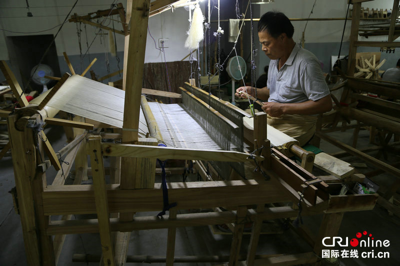 【豫见国际98】传承千年古法织艺 鲁山绸再现昔日汉唐丝路盛况_丝绸