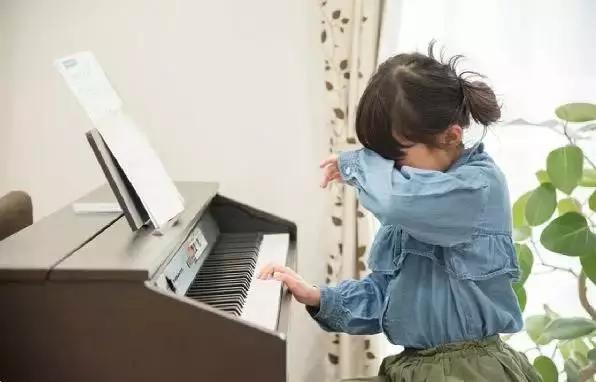 还在逼迫孩子练琴这里的孩子都在尽情享受钢琴的乐趣