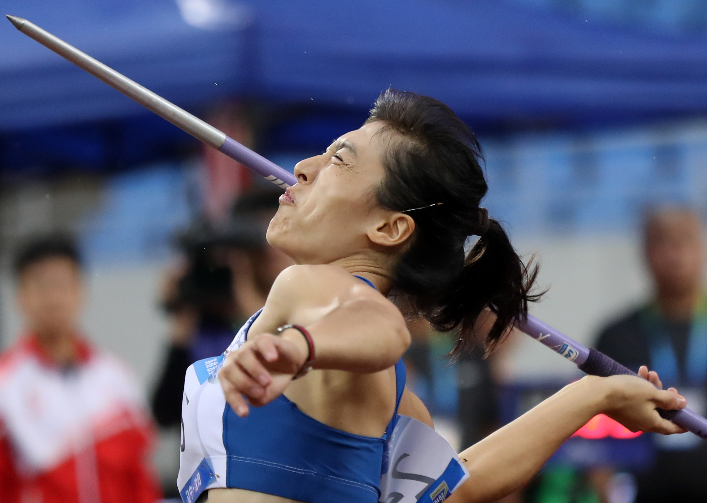 湖北选手吕会会以67米98的成绩夺冠,并打破亚洲纪录