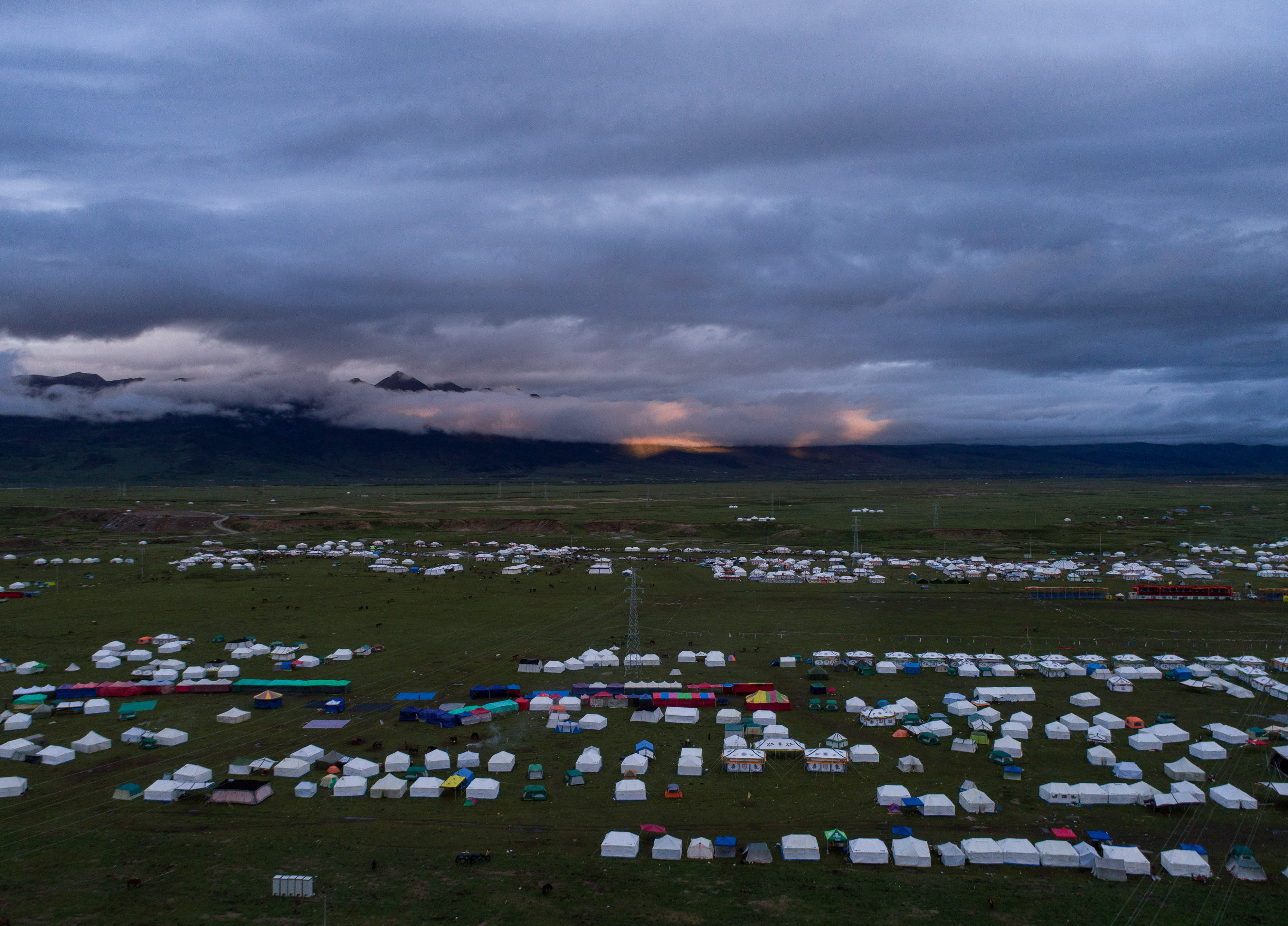 晨曦中的帐篷城