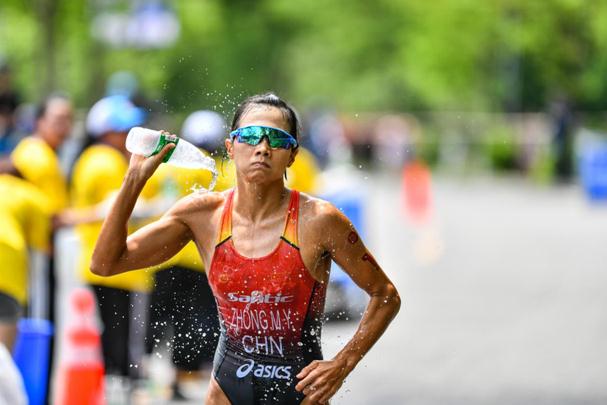 铁人三项运动员在比赛中.(资料图)中新社记者 任东 摄