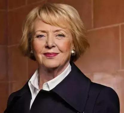 冰岛女总统维克迪丝芬博阿多蒂尔21岁时,她买彩票中了21万元大奖,当时